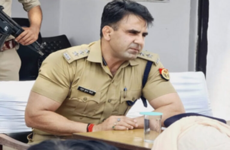 रंग से दिक्कत तो घर के बाहर न निकले CO अनुज चौधरी, भड़के सपा सांसद रामगोपाल यादव