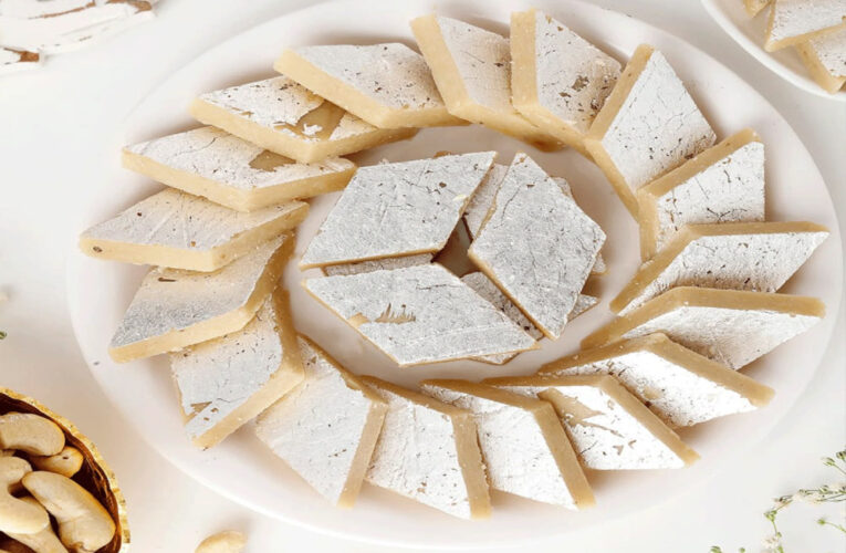 केवल तीन चीज़ो से बनाये घर पर बिलकुल बाजार जैसी काजू कतली, सस्ते में करें सबका मुँह मीठा