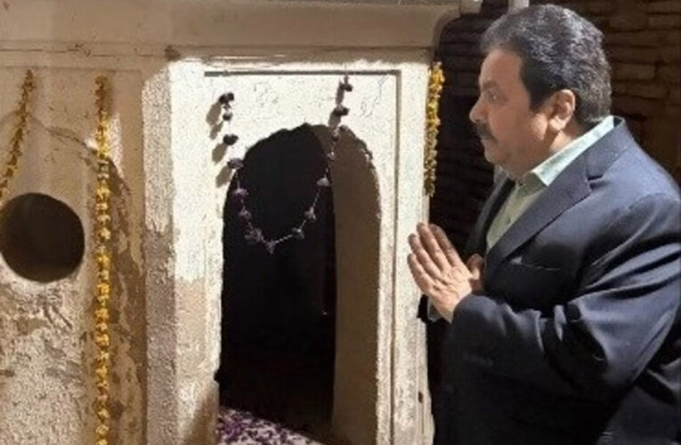 पाक : लाहौर में लव की समाधि पर पहुंचे कांग्रेस नेता राजीव शुक्ला, तस्वीरें शेयर कर क्या लिखा
