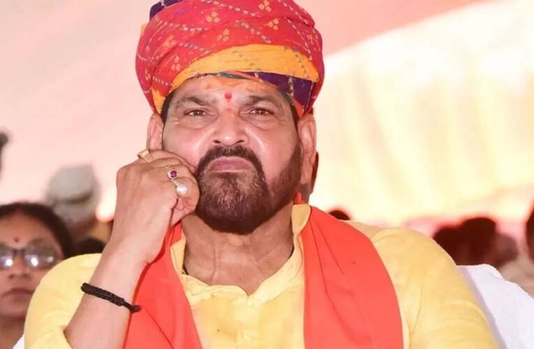 पूर्व सांसद बृजभूषण शरण सिंह को न्यायालय ने पांच सौ रुपये के अर्थदंड से दंडित किया, कोर्ट से लगा झटका