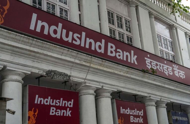 इंडसइंड बैंक के सीईओ सुमंत कठपालिया और उनके डिप्टी अरुण खुराना को पद से हटने को आरबीआई ने कहा