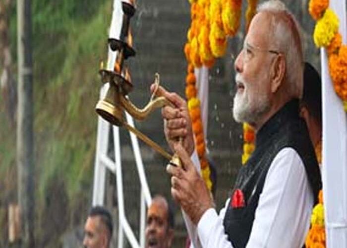 प्रधानमंत्री मोदी ने हिंद महासागर द्वीपसमूह में सबसे पवित्र हिंदू तीर्थ स्थल माने जाने वाले गंगा तालाब में पूजा-अर्चना की