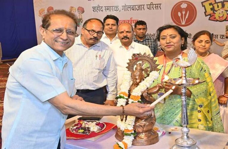पुस्‍तक मेला बच्‍चों और अभिभावकों को दे रहा पसंद की शैक्षणिक सामग्री खरीदने का अवसर डिस्‍काउंट, अभिभावक प्रसन्‍न