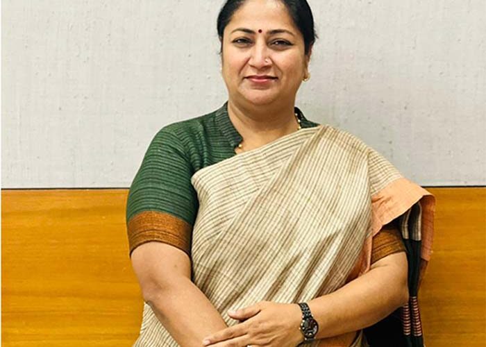 दिल्ली सरकार ने अधिकारियों को सांसदों और विधायकों के कॉल या मैसेज का तुरंत जवाब देने का दिया निर्देश