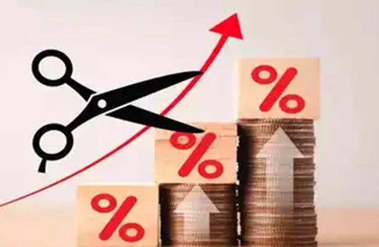 बैंकों ने ग्राहकों को दिया जोरदार झटका,  बचत खातों पर घटाई ब्याज दरें