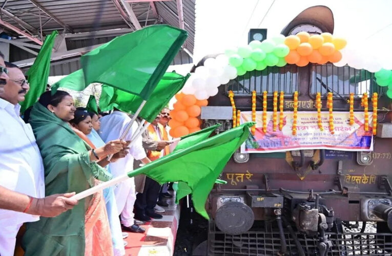 मुख्यमंत्री तीर्थ दर्शन योजना : मंत्री श्रीमती लक्ष्मी राजवाड़े ने हरी झंडी दिखाकर विशेष ट्रेन को किया रवाना