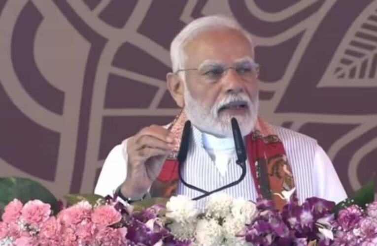 वाराणसी पहुंचे पीएम मोदी, 3,880 करोड़ की विकास परियोजनाओं की दी सौगात