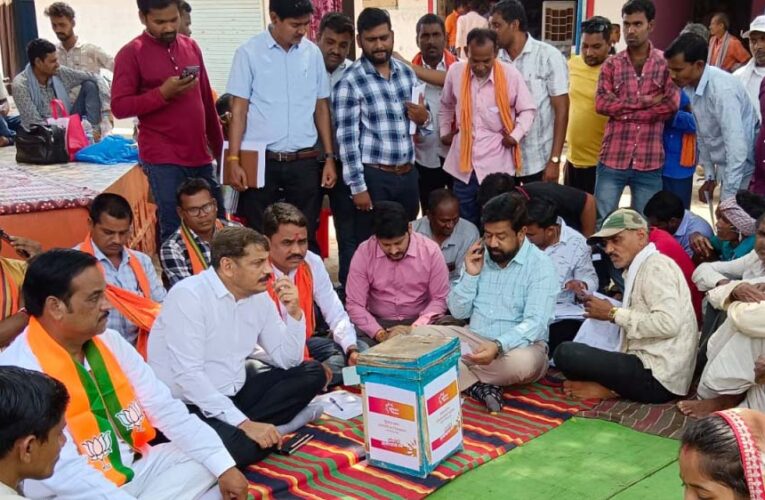 सुशासन तिहार 2025 : प्रथम चरण के अंतिम दिन कलेक्टर वर्मा और जिला पंचायत अध्यक्ष साहू खैरबनाकला पहुंचकर स्वयं ग्रामवासियों से आवेदन लिए