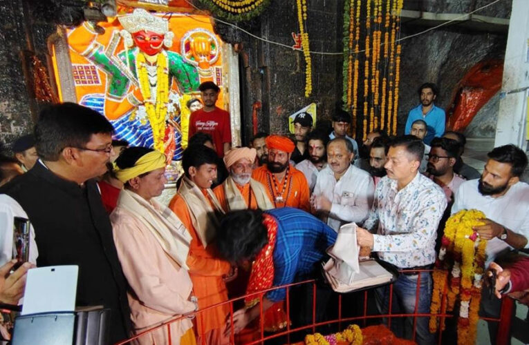 देवास : विधायक पुत्र ने माता टेकरी पहुंचकर पुजारी के पैर छुकर मांगी माफी