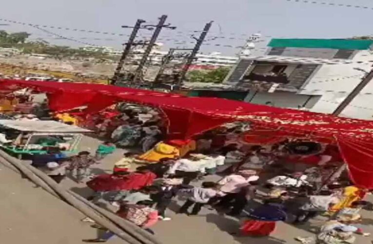 इंदौर में धूप से बचाने के लिए चलते-फिरते टेंट के साथ निकली बारात