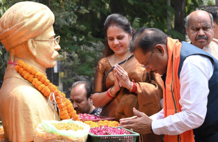 मुख्यमंत्री विष्णु देव साय ने स्वतंत्रता संग्राम सेनानी मधुसूदन दास की प्रतिमा पर किया माल्यार्पण