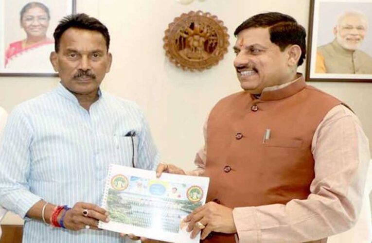 मुख्यमंत्री डॉ. यादव को जल संसाधन मंत्री सिलावट ने सौंपा प्रगति प्रतिवेदन