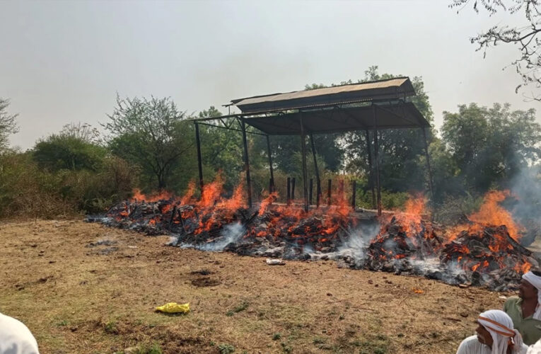खंडवा : कोंडावद में एक साथ जलीं 8 चिताएं, कुएं में जहरीली गैस से हुई थी मौत