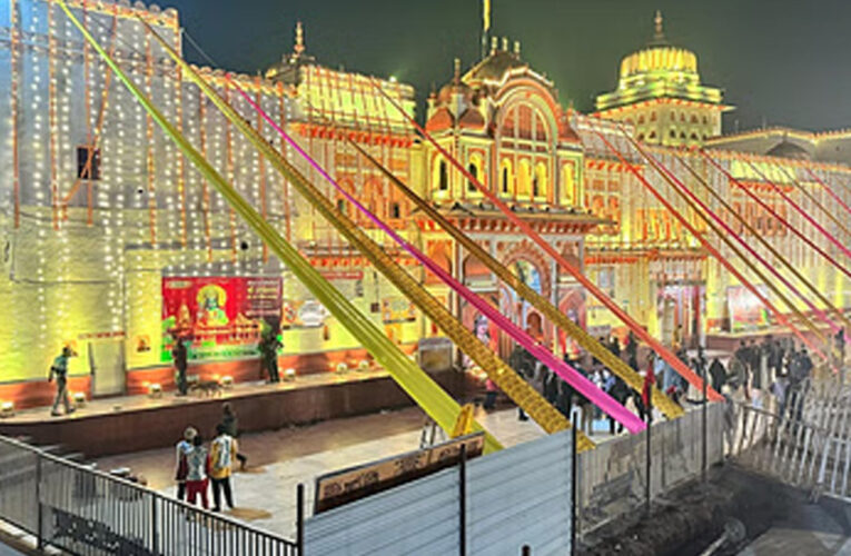 फूलों से सजकर तैयार रामराजा सरकार की छोटी अयोध्या