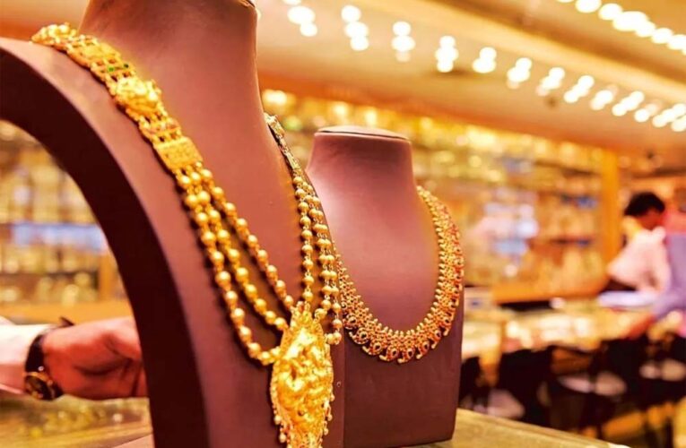 आज सर्राफा बाजारों में बिना जीएसटी 24 कैरेट गोल्ड 209 रुपये महंगा, एक झटके में चांदी 2236 रुपये हुई सस्ती