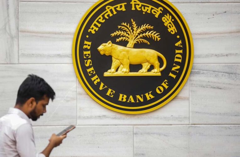 टैरिफ बढ़ोतरी के कारण ग्लोबल ट्रेड वॉर को लेकर दुनियाभर में टेंशन, इस बीच RBI से राहत की उम्मीद