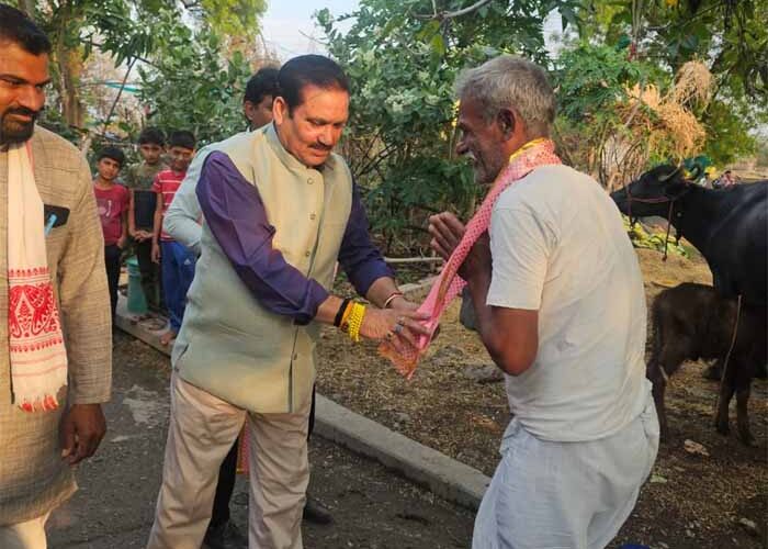 सीमा पर तैनात जवानों के परिजनों से मिले मंत्री टेटवाल, जवानों के माता – पिता को नमन कर आभार माना