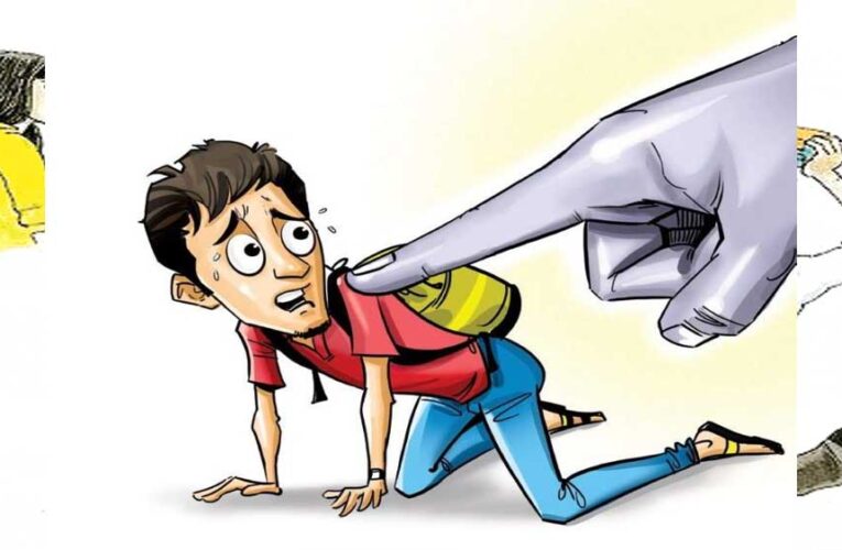 उज्जैन के विक्रम विश्वविद्यालय के हॉस्टल में सीनियर छात्रों ने जूनियर छात्र के साथ मारपीट की और उसके कपड़े फाड़ दिए