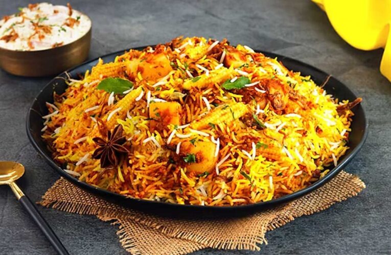 घर पर बनानी है होटल जैसी जायकेदार वेज बिरयानी तो यहां से नोट करें रेसिपी