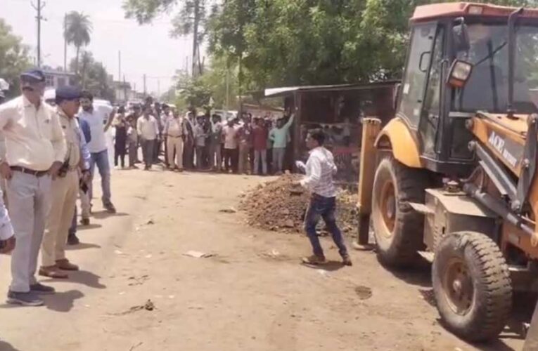 ग्वालियर के राम जानकी मंदिर की दो बीघा जमीन को प्रशासन ने अतिक्रमण मुक्त कराया
