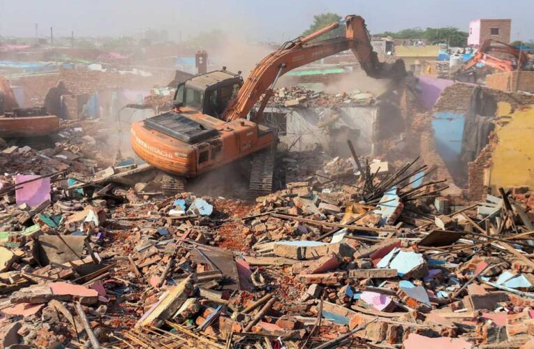 चंडोला में ‘मिनी बांग्लादेश’ पर मेगा बुलडोजर एक्शन, 8000 घर हुए  धवस्त, 3000 पुलिसकर्मी मौजूद