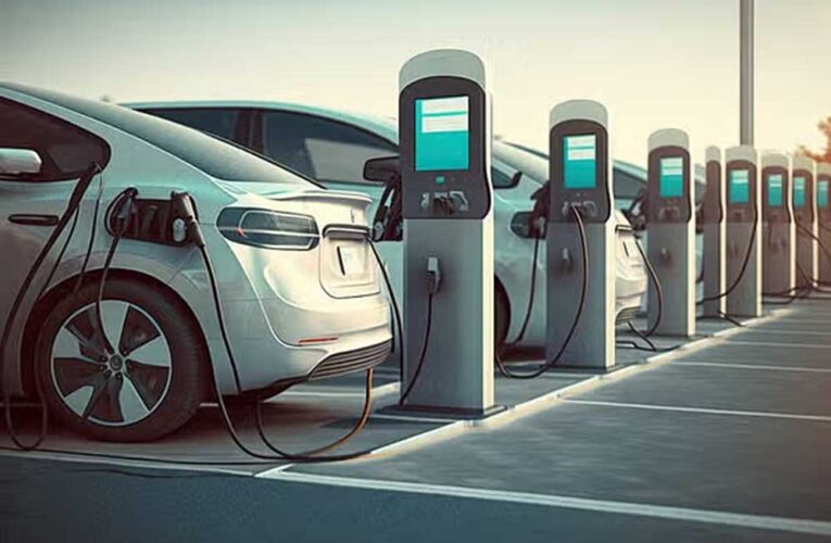 पीएम ई-ड्राइव योजना के तहत देश भर में  72,000 EV सार्वजनिक चार्जिंग स्टेशनों की स्थापना की जाएगी.