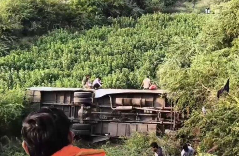 भिंड में अनियंत्रित होकर खाई में गिरी यात्रियों से भरी बस, मची चीख पुकार