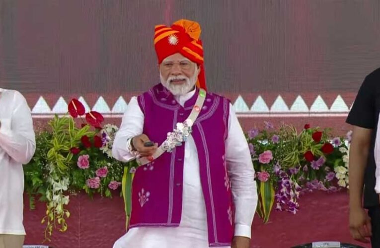 PM मोदी ने गुजरात के दाहोद में 24,000 करोड़ की लागत वाली  विकास परियोजनाओं का शिलान्यास किया