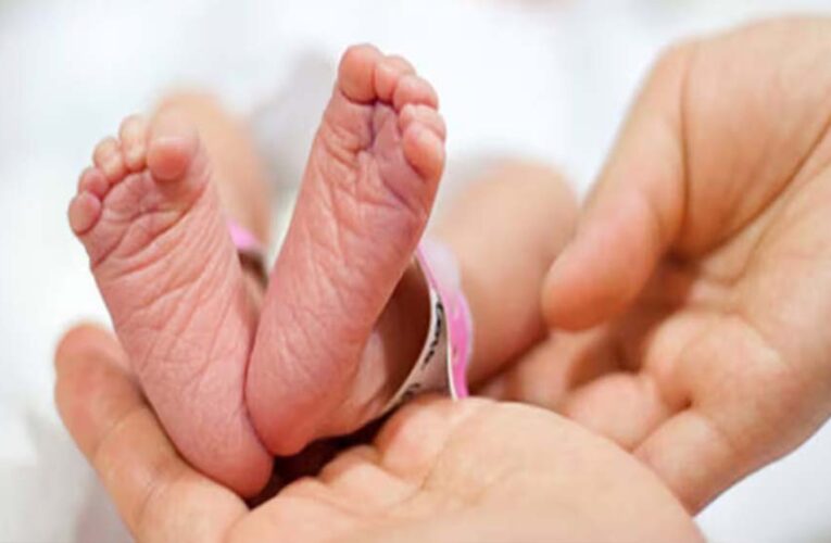 अमरपुर प्राथमिक स्वास्थ्य केंद्र में एक महिला ने सामान्य प्रसव के जरिए एक साथ तीन बेटियों को जन्म दिया