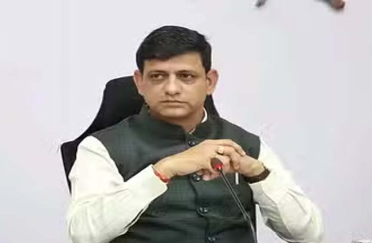 जलभराव से निपटने के लिए महापौर पुष्यमित्र भार्गव ने नगर निगम के अधिकारियों को अलर्ट रहने के लिए कहा