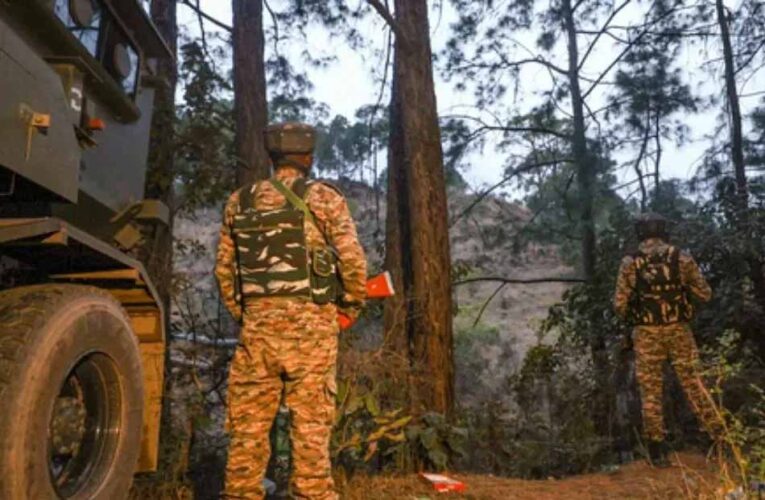 कंगाल पाकिस्तान नापाक हरकतों से बाज नहीं आ रहा, 11वीं रात LoC की फायरिंग, सेना का मुंहतोड़ जवाब