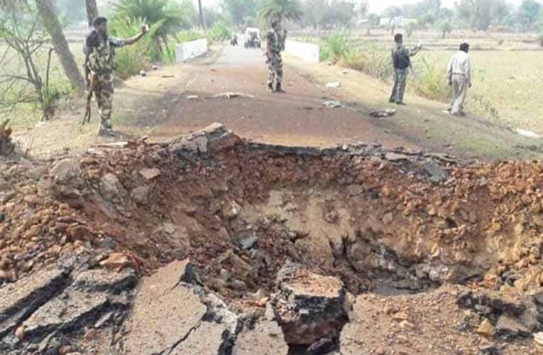 तेलंगाना के मुलुगु जिले में नक्सलियों का हमला, तीन पुलिसकर्मी शहीद