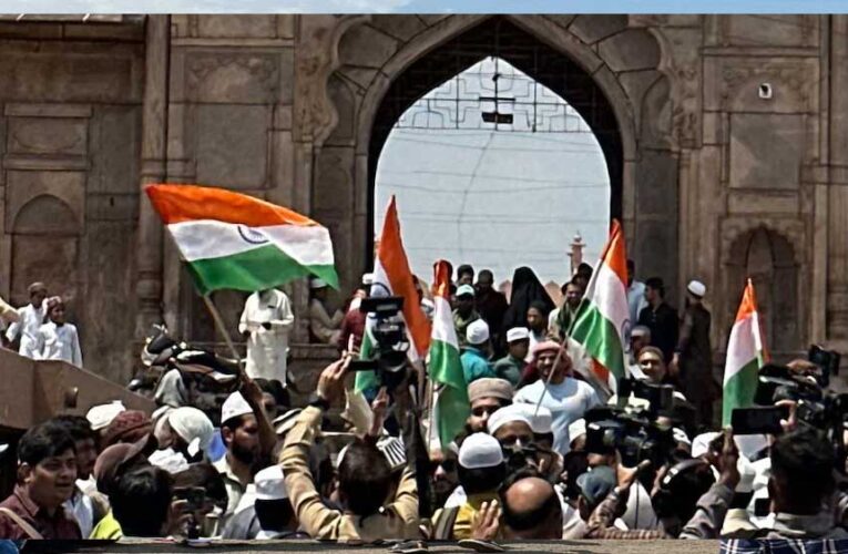राजधानी भोपाल में मुस्लिम समाज ने लहराया तिरंगा, पाकिस्तान के खिलाफ की नारेबाजी