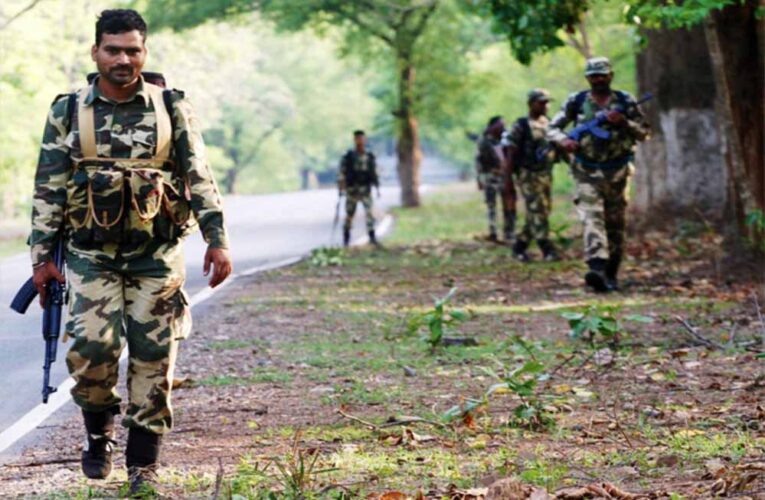 कोंडागांव जिले में 16 लाख के एक इनामी नक्सली दंपति ने सुरक्षाबलों के सामने आत्मसमर्पण