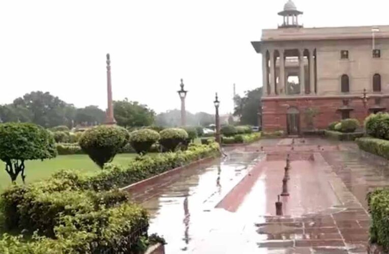 दिल्ली के साथ ही NCR के अलग-अलग हिस्सों में तेज हवा के साथ बारिश से मौसम बदला, दिख सकता है उलटफेर