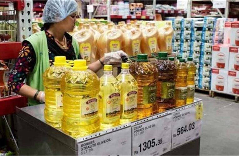 बढ़ती महंगाई के बीच खाने के तेल की कीमतों को कम करने के लिए सरकार ने एक अहम फैसला लिया, कस्टम ड्यूटी घटाई