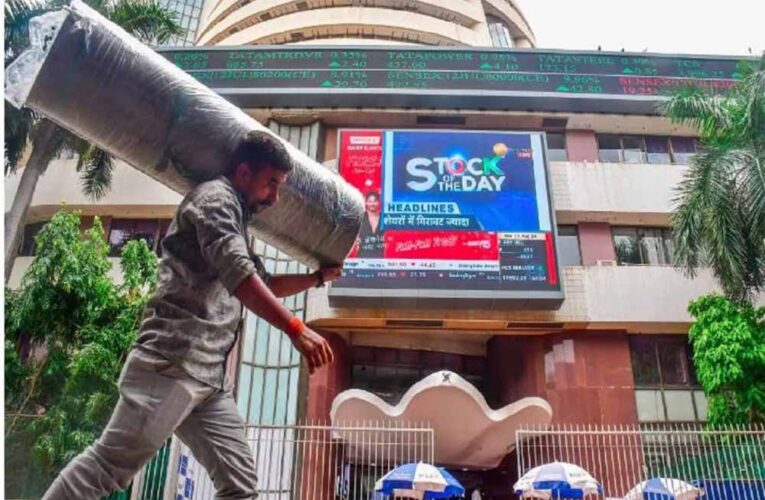 कोरोना की आहट से भारतीय शेयर बाजार में मचा हाहाकार, सेंसेक्स 873 अंक टूटकर हुआ बंद, निफ्टी भी धड़ाम