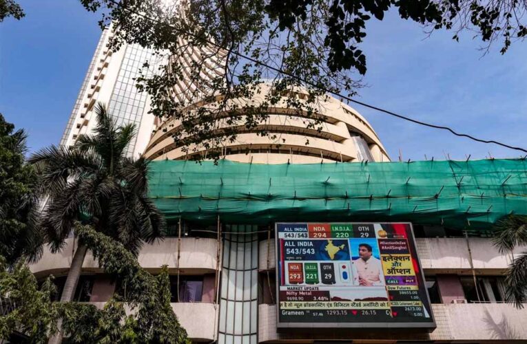 भारत-पाकिस्तान में तनातनी के बीच शेयर मार्केट में गिरावट,  सेंसेक्स 207 अंक टूटकर 80,589 पर आ गया