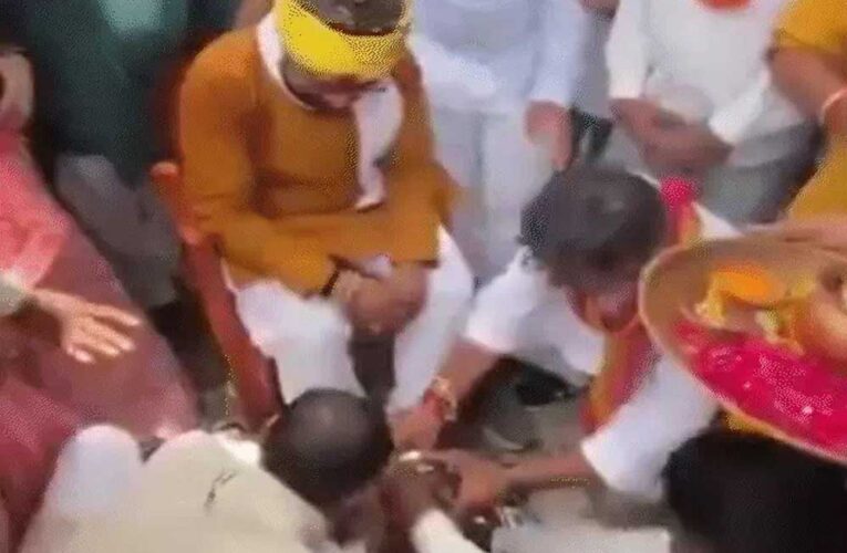 छिंदवाड़ा : भाजपा सांसद ने कार्यकर्ताओं से पैर धुलवाए