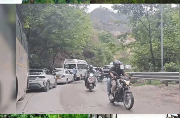 उत्तराखंड के पहाड़ सैलानियों की भीड़ से कराह रहा, जिधर देखो जाम ही जाम
