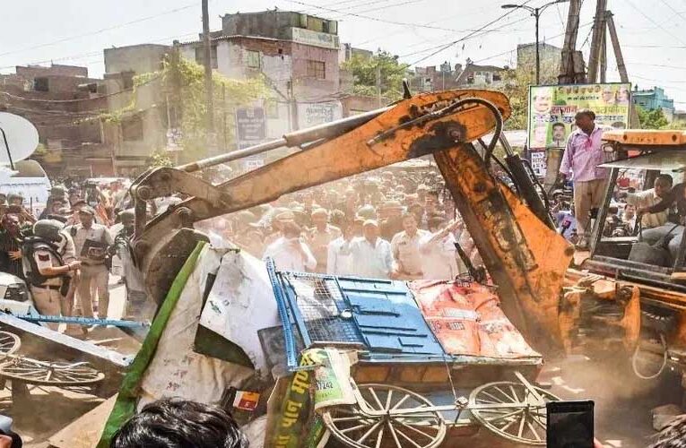 दिल्ली में 1300 से अधिक अवैध झुग्गियों पर चला बुलडोजर, गिड़गिड़ाते रहे लोग डटे रहे अधिकारी