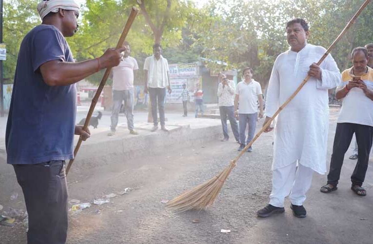 बिजली उपभोक्ताओं के घर पहुंचकर ऊर्जा मंत्री ने सुनी समस्याएं