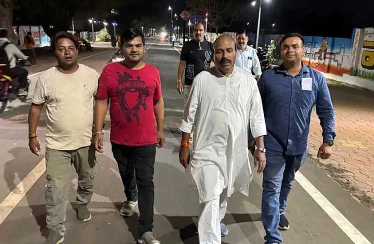 दमोह शहर की सड़कों पर घूमे केंद्रीय मंत्री खटीक ने लोगों से मुलाकात की और उनका हालचाल जाना