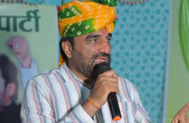 बेनीवाल ने कहा, “कांग्रेस में कोई नहीं जानता कि असली दूल्हा कौन, गहलोत खुद को दूल्हा बताते हैं, पायलट भी दावा करते  …..