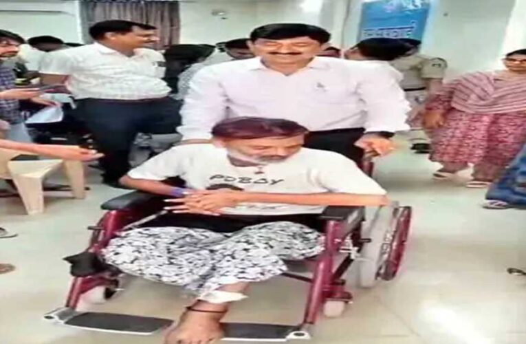 गुना कलेक्टर ने जीता दिल… दिव्यांग को नई व्हील चेयर पर बैठाकर भेजा, पेंशन भी शुरू कराई