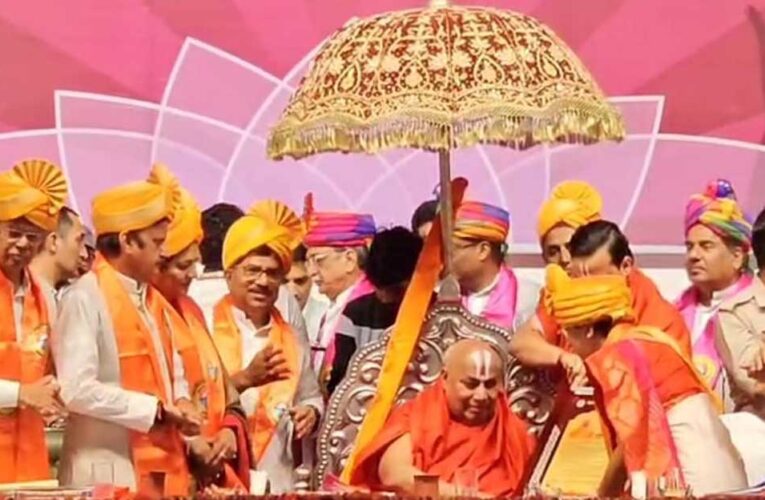 तुलसी पीठ चित्रकूट के संस्थापक जगद्गुरु स्वामी रामभद्राचार्य को डी-लिट की मानद उपाधि से सम्मानित किया गया