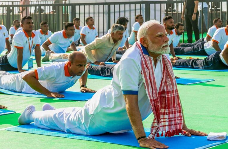 योग का अर्थ है जोड़ना और मैं से हम की यात्रा ही योग का आधार है: प्रधानमंत्री मोदी
