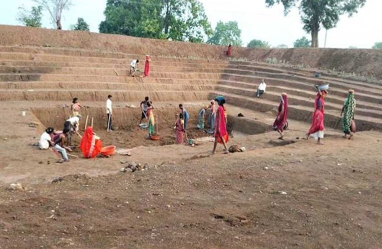 जल गंगा संवर्धन अभियान: बारिश के पानी का संचयन करने ग्रामीणों ने दिखाई जागरूकता