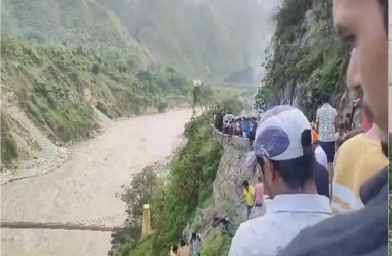 रुद्रप्रयाग: चारधाम यात्रा पर निकले श्रद्धालुओं की बस खाई में गिरी, 2 की मौत, 8 को सकुशल बचाया गया, राहत-बचाव कार्य जारी