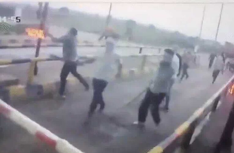 सतना :ओढ़की टोल प्लाजा पर 2 दर्जन नकाबपोश बदमाशों ने किया हमला, कर्मचारियों को दौड़ा-दौड़ाकर पीटा